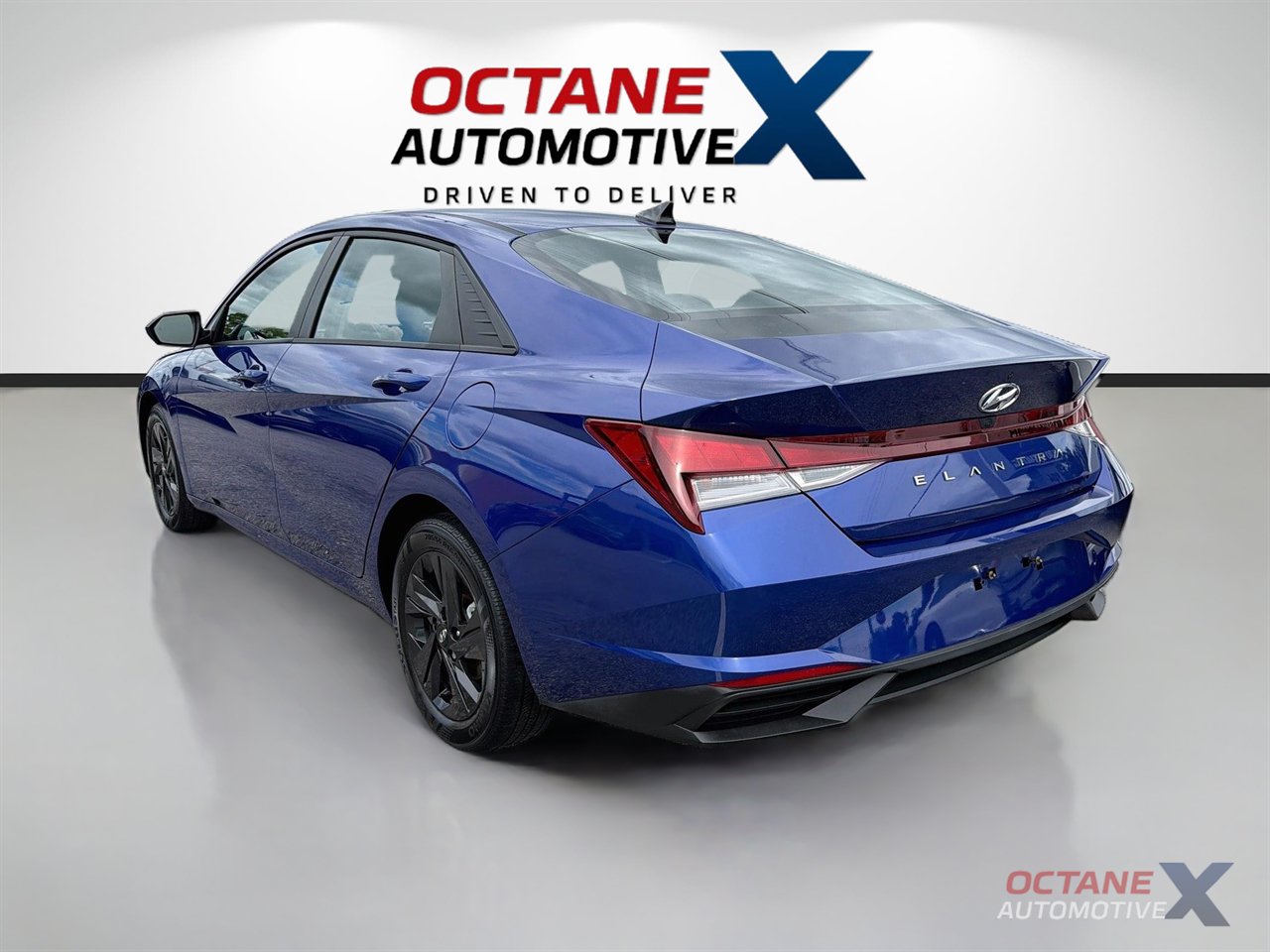 Used 2023 Hyundai Elantra SEL w/ Preferred Accessory Package FWD image 5