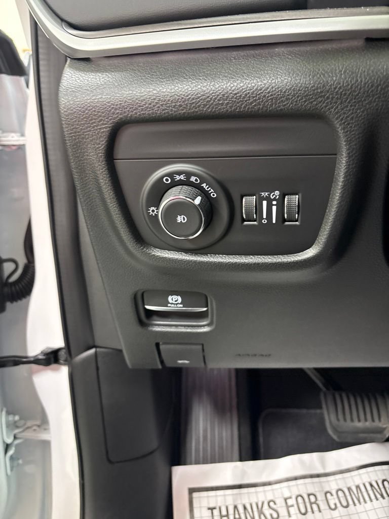 Used 2026 Jeep Grand Cherokee Limited AWD/4WD image 12