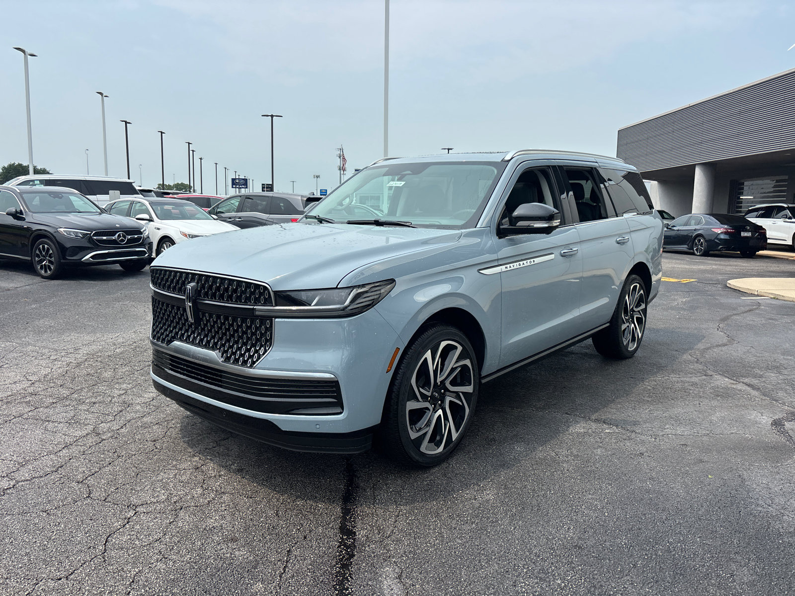 New 2027 Lincoln Navigator Reserve AWD/4WD image 3