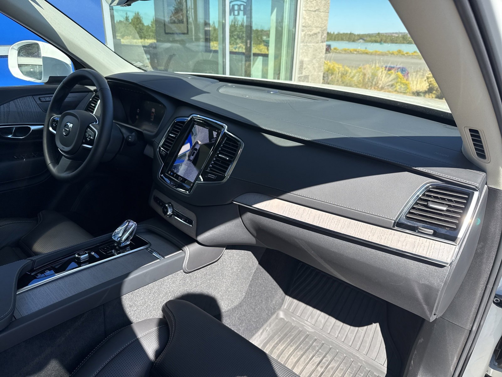Used 2025 Volvo XC90 T8 Ultra w/ Protection Package Premier image 17