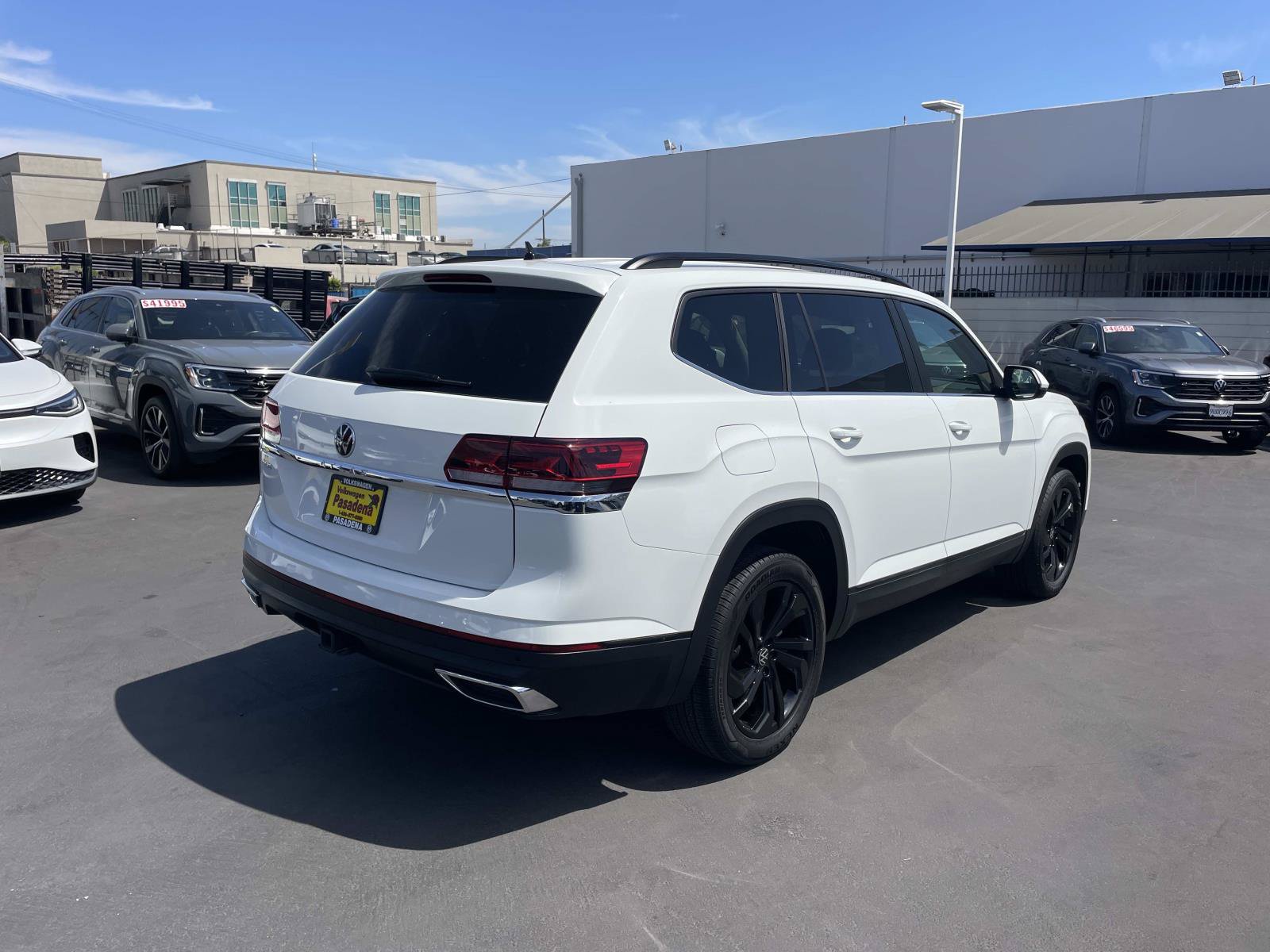 Certified 2023 Volkswagen Atlas SE w/ Black Wheel Package FWD image 3