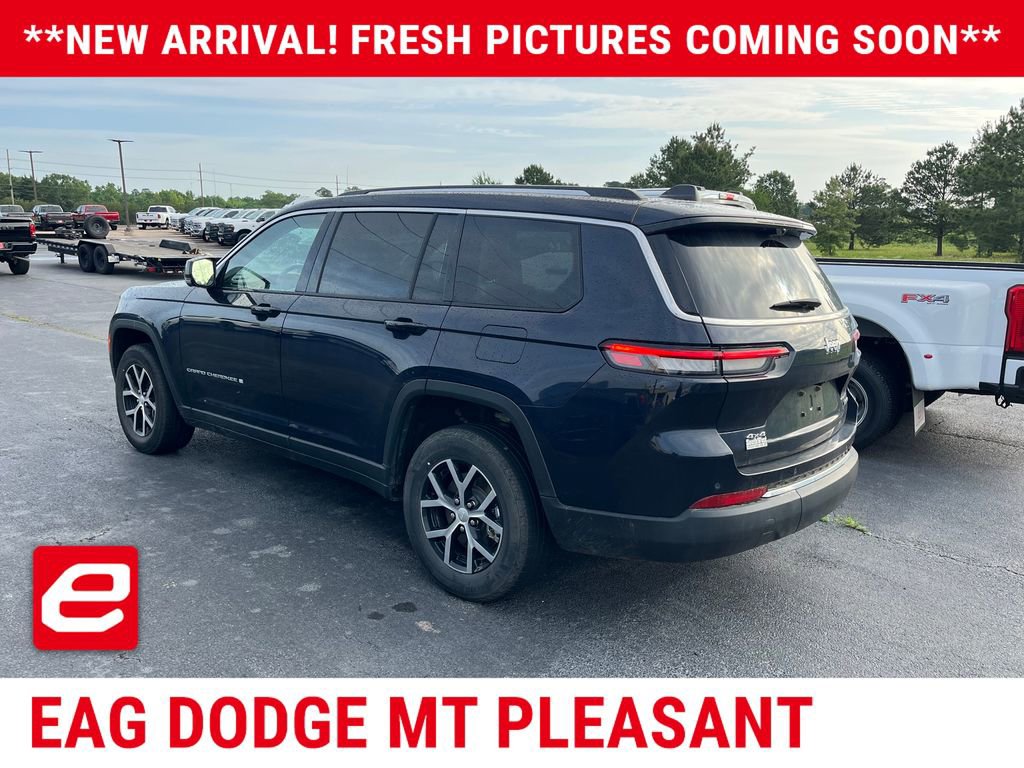 Used 2023 Jeep Grand Cherokee L Limited w/ Luxury Tech Group II AWD/4WD image 3