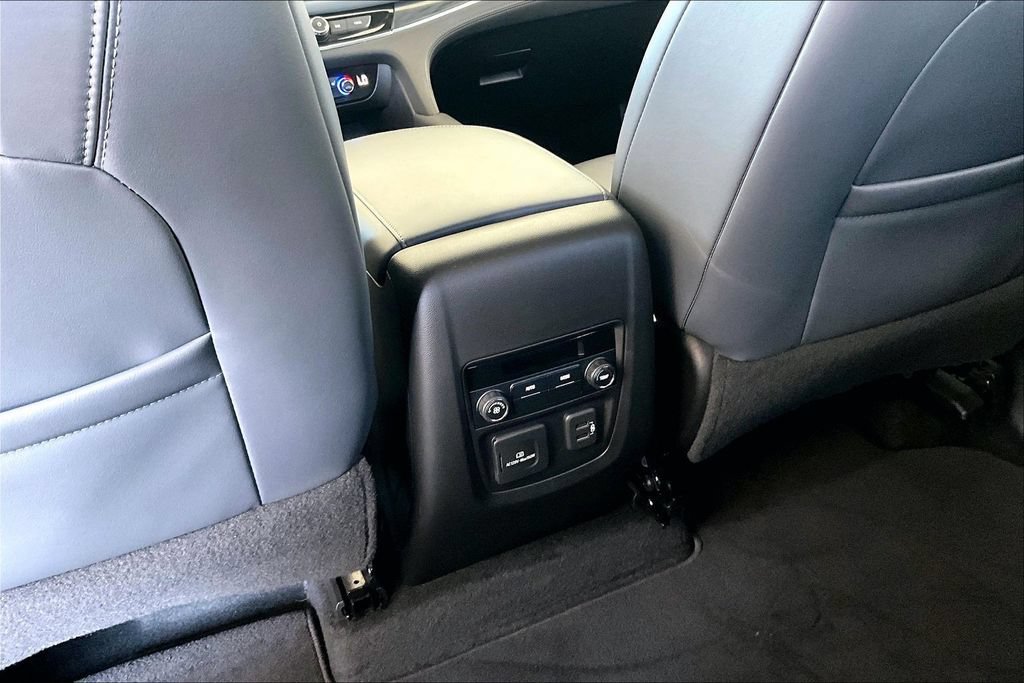 Used 2018 Buick Enclave Essence AWD/4WD image 13