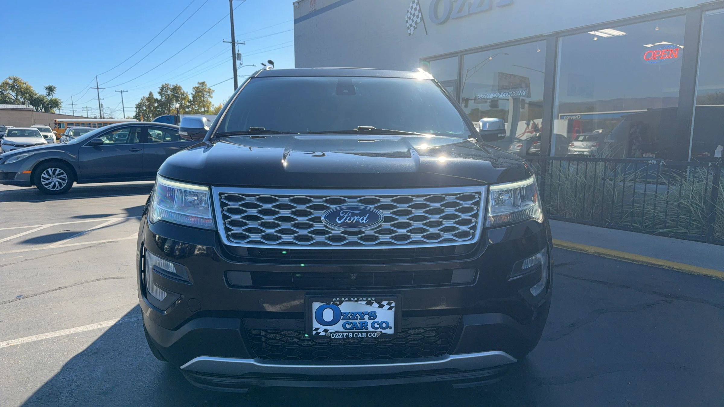 Used 2017 Ford Explorer Platinum image 2