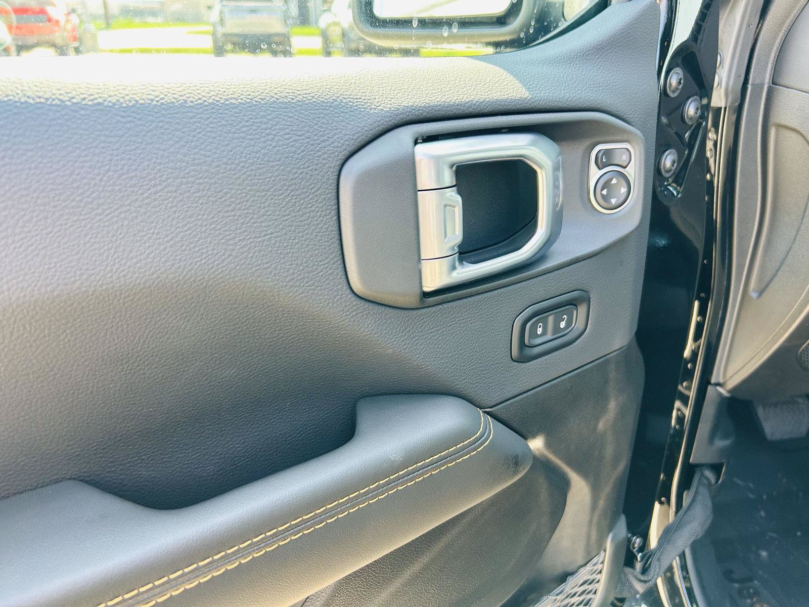 New 2026 Jeep Wrangler Unlimited Sahara w/ Technology Group AWD/4WD image 13