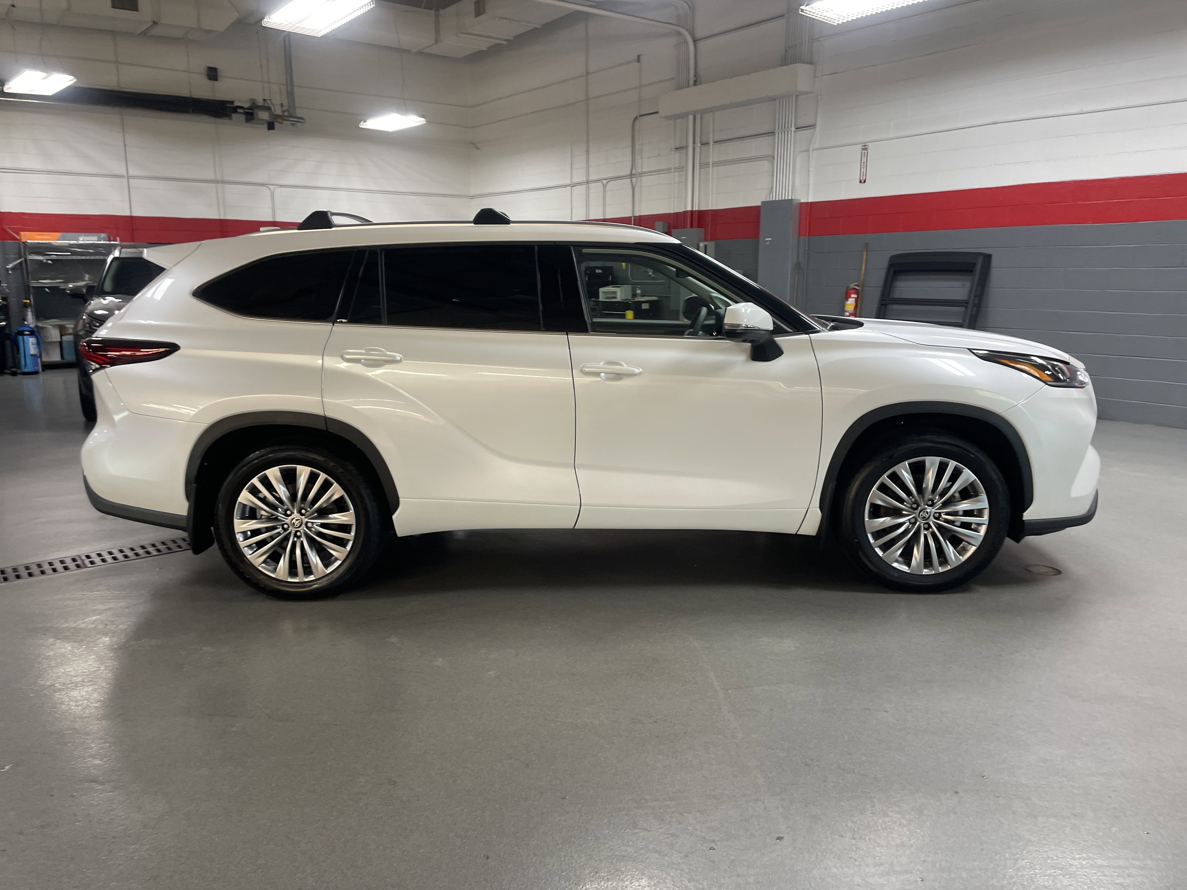 Certified 2025 Toyota Highlander Platinum image 11
