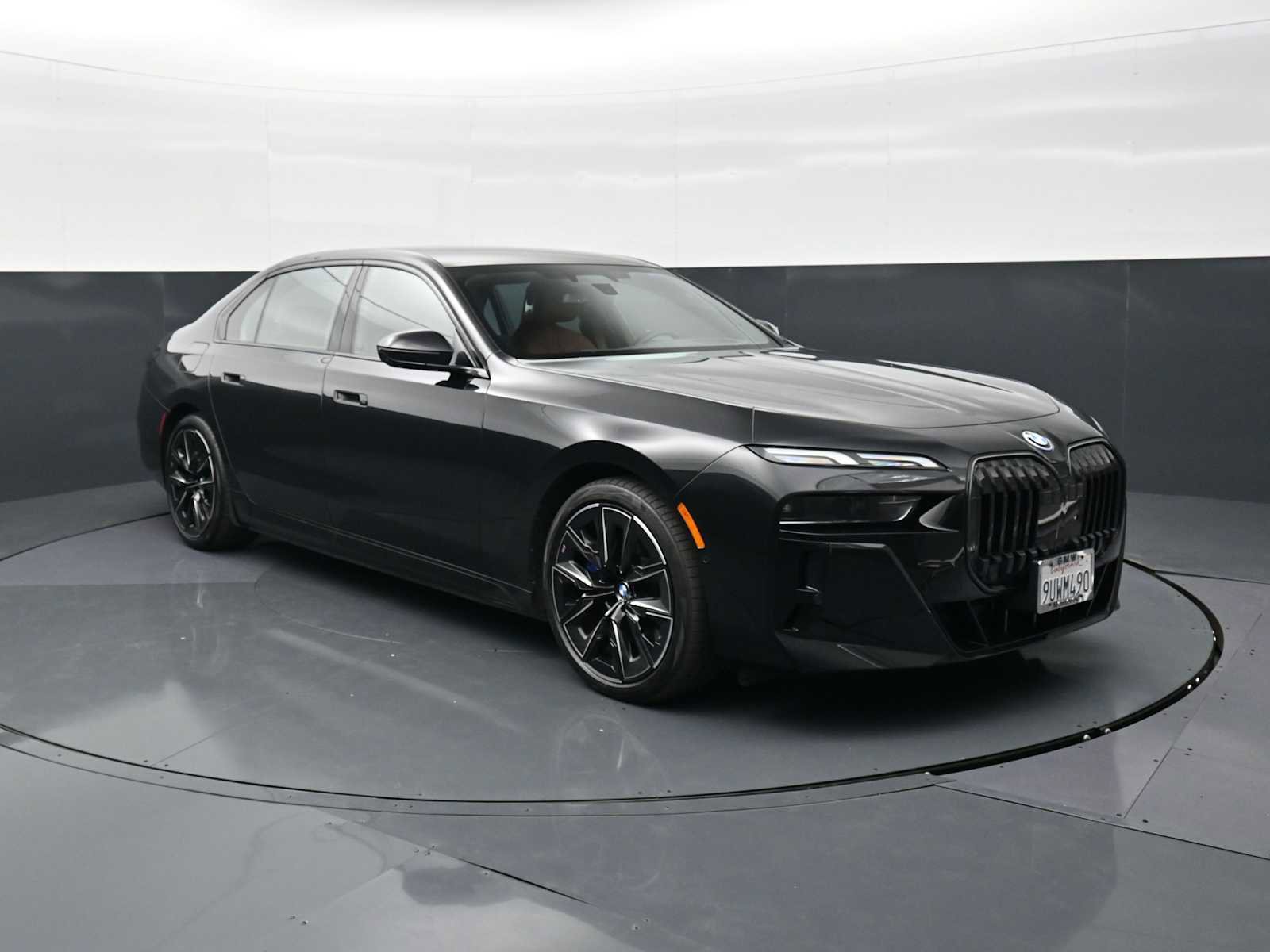 Used 2025 BMW 750e xDrive image 3