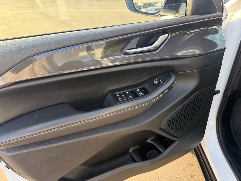 Used 2023 Jeep Grand Cherokee Altitude image 11