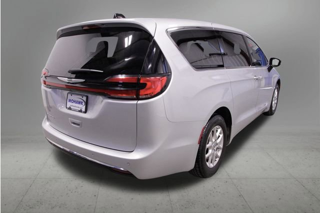 Used 2024 Chrysler Pacifica Touring-L image 5