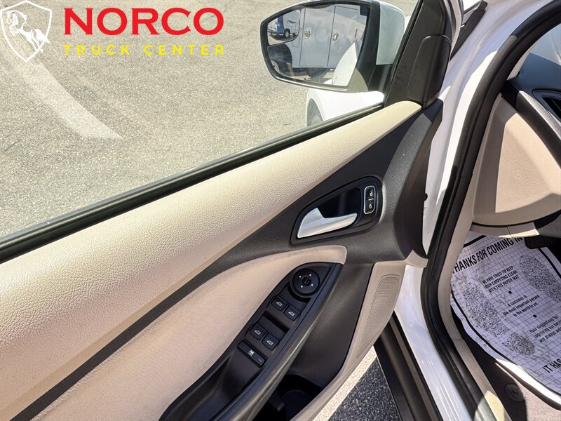 Used 2015 Ford Focus SE FWD image 14