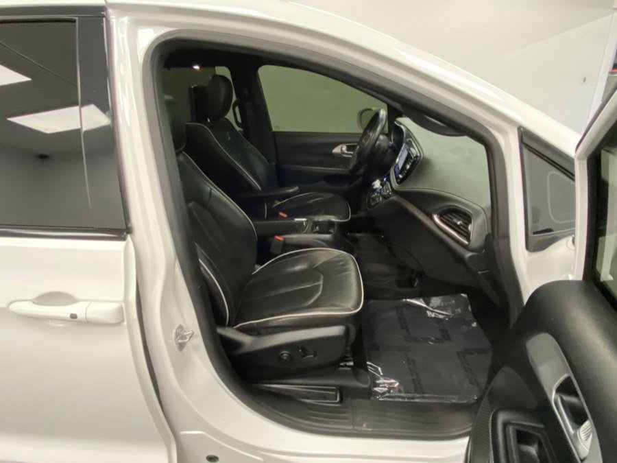 Used 2018 Chrysler Pacifica Limited w/ S Appearance Package FWD image 23