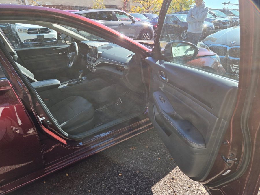Used 2025 Nissan Altima 2.5 SV FWD image 2