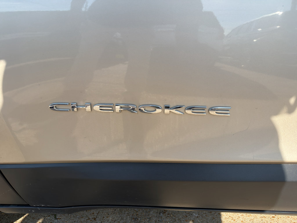 Used 2015 Jeep Cherokee Latitude FWD image 10