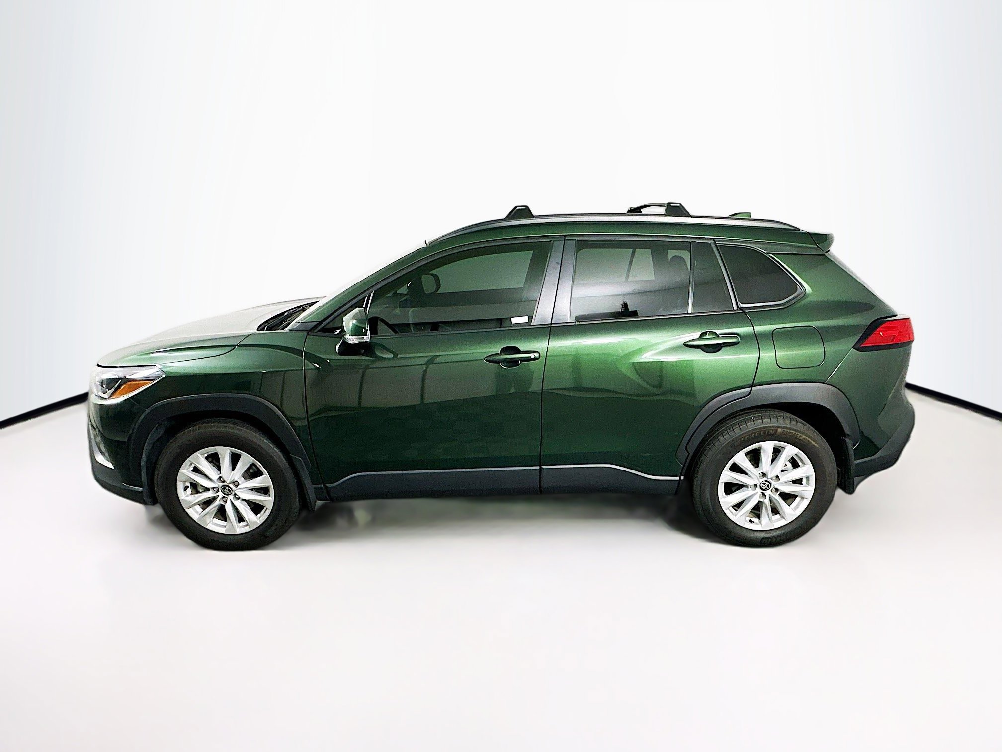 Used 2024 Toyota Corolla Cross LE w/ Moonroof Package image 4