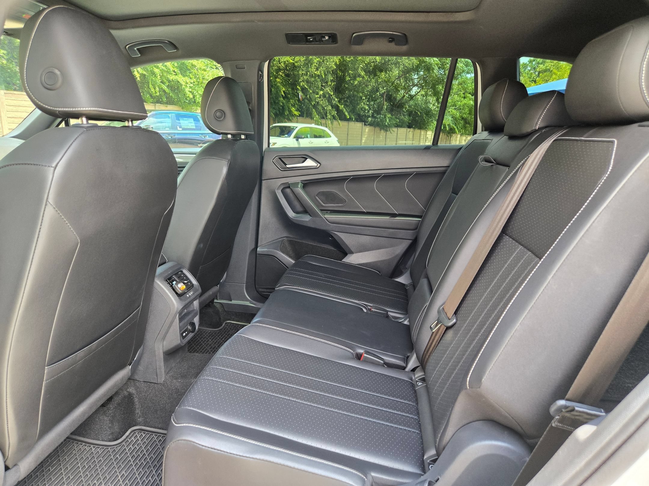 Used 2024 Volkswagen Tiguan SE R-Line FWD image 14