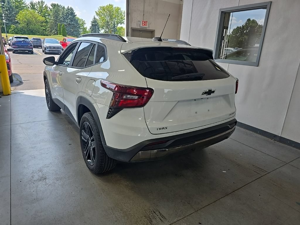 Used 2024 Chevrolet Trax ACTIV w/ Sunroof Package FWD image 3