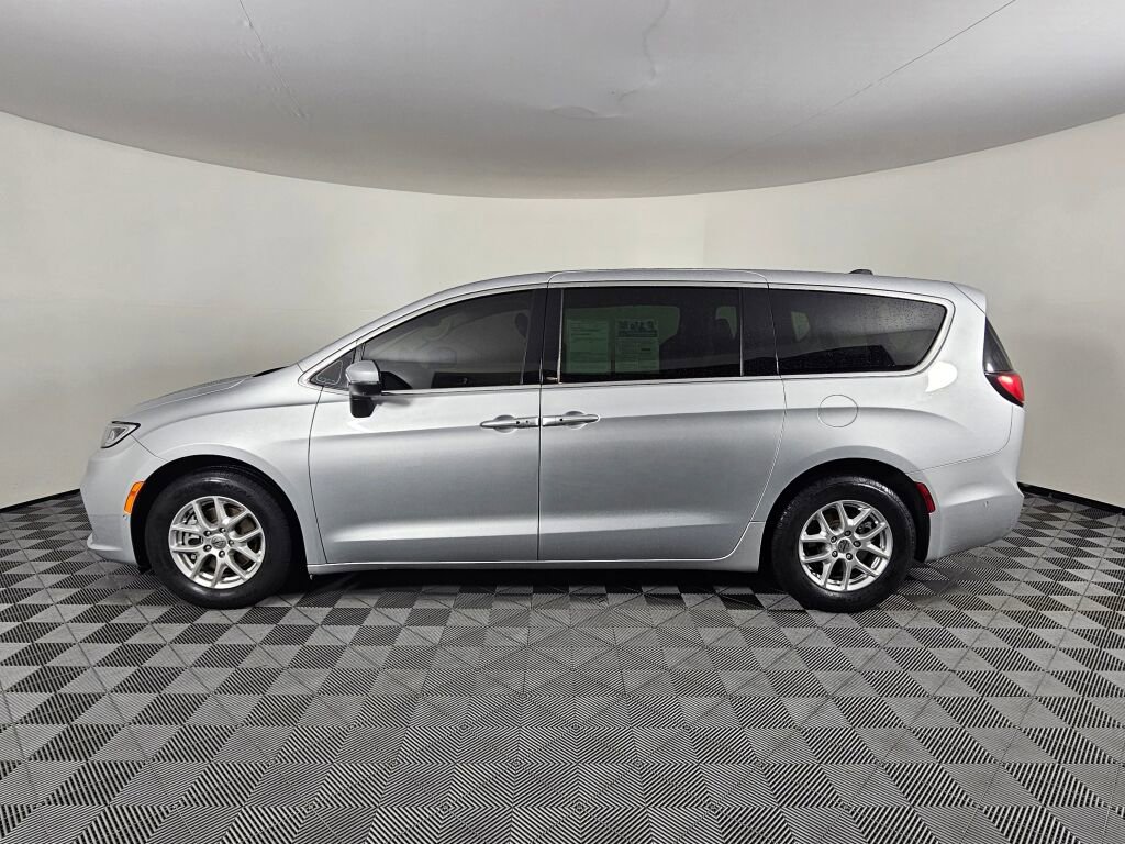 Used 2023 Chrysler Pacifica Touring-L image 6
