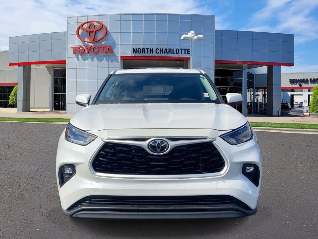 Used 2023 Toyota Highlander LE FWD image 3