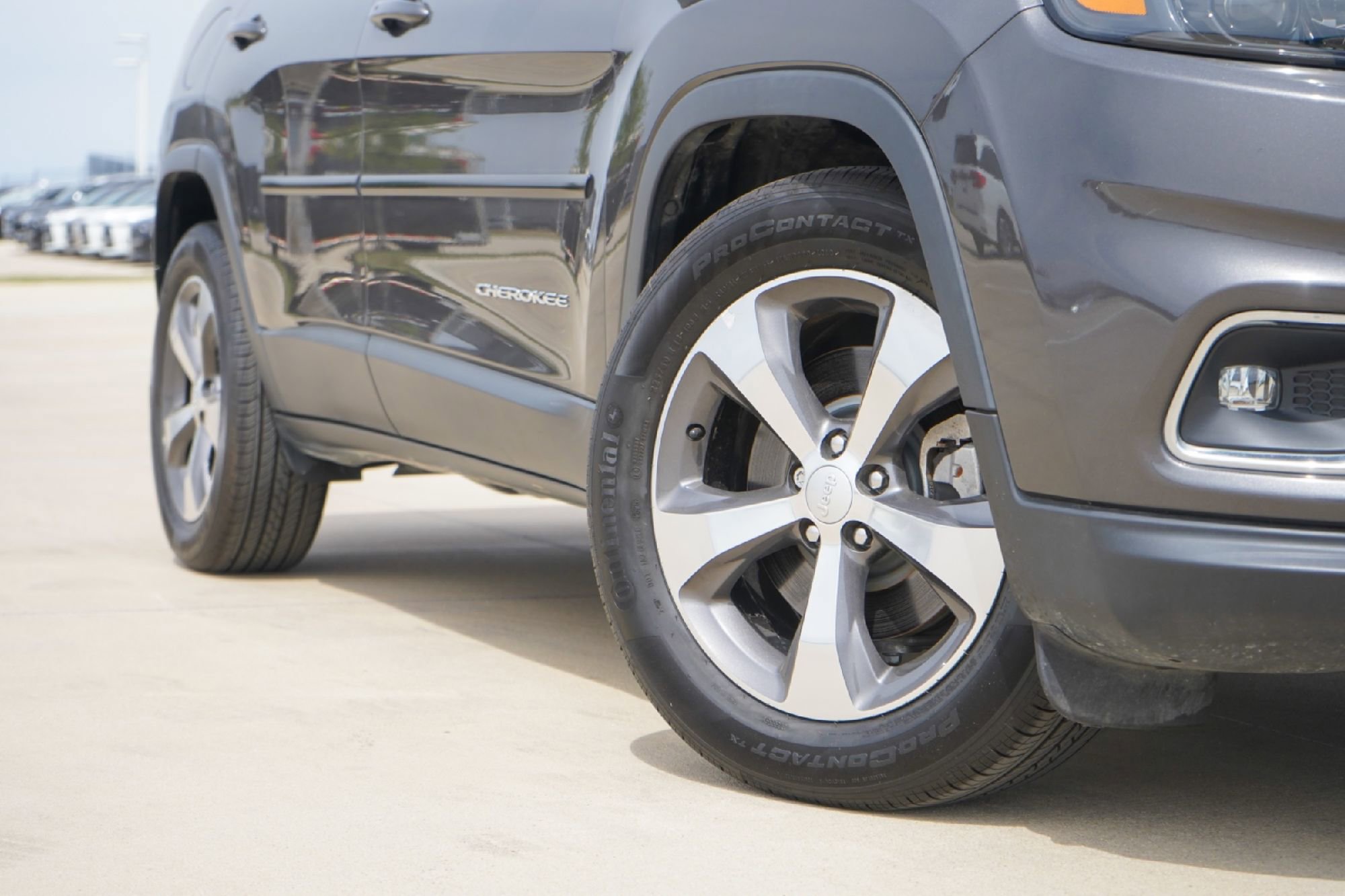 Used 2019 Jeep Cherokee Limited image 2