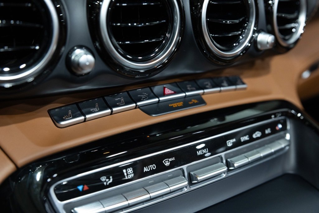 Used 2018 Mercedes-Benz AMG GT Roadster w/ Exclusive Interior Package image 38