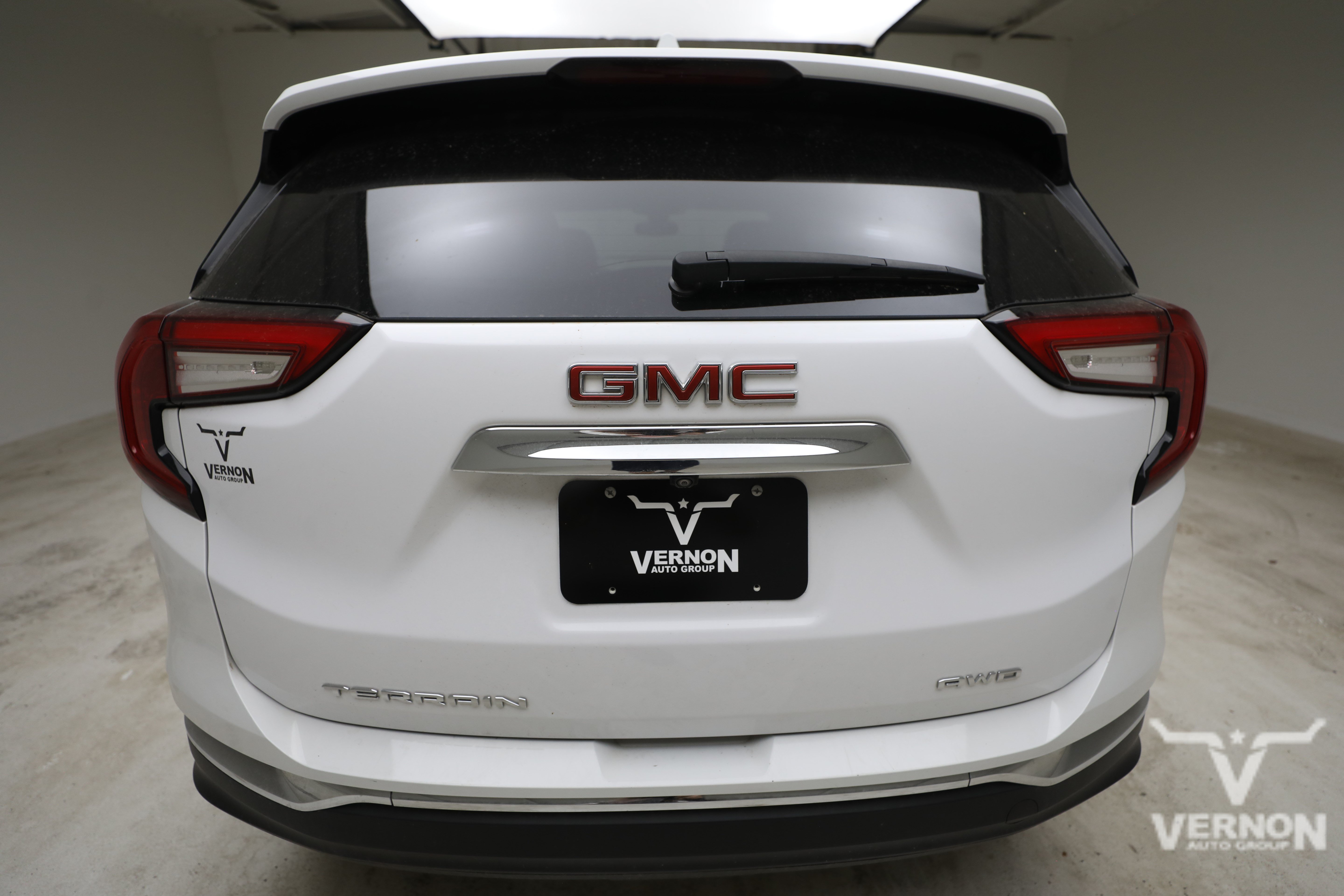 Used 2024 GMC Terrain SLT AWD/4WD image 3