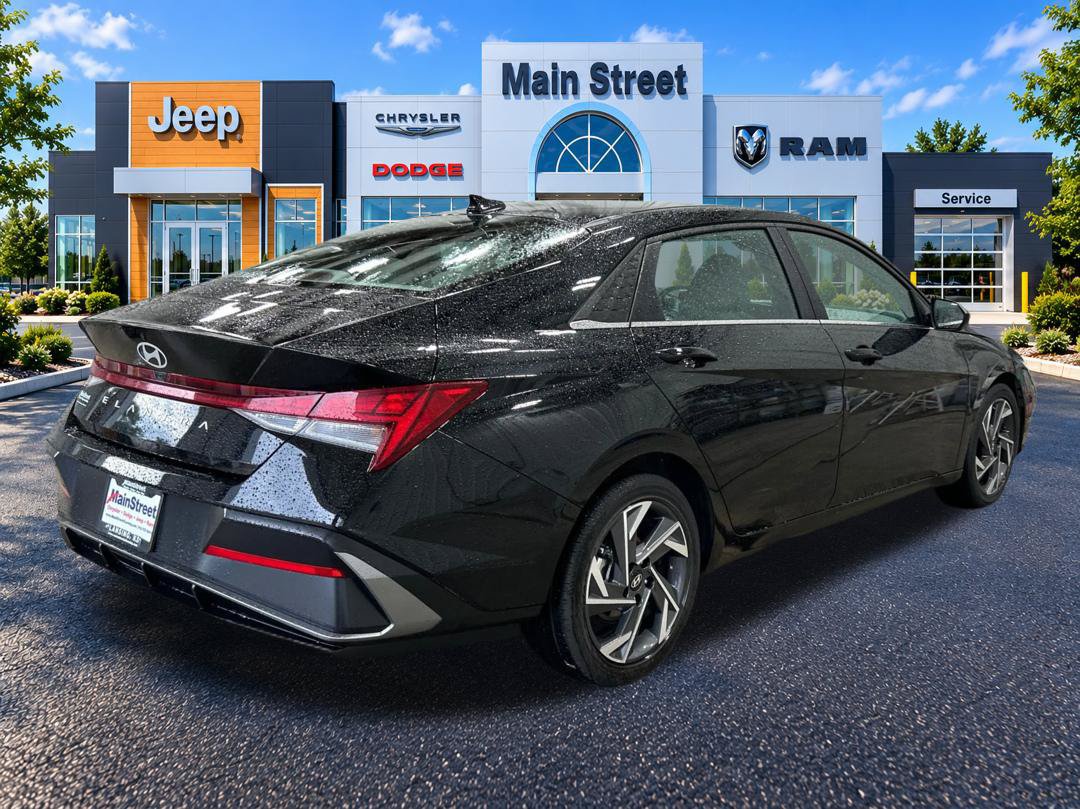 Used 2025 Hyundai Elantra SEL FWD image 5