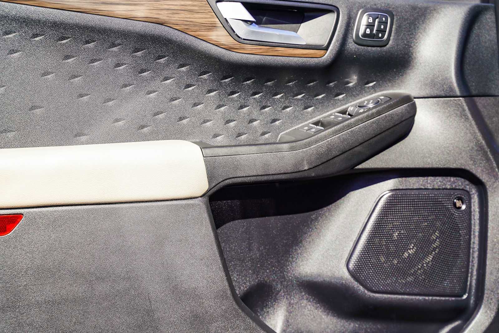 Used 2020 Ford Escape Titanium image 18