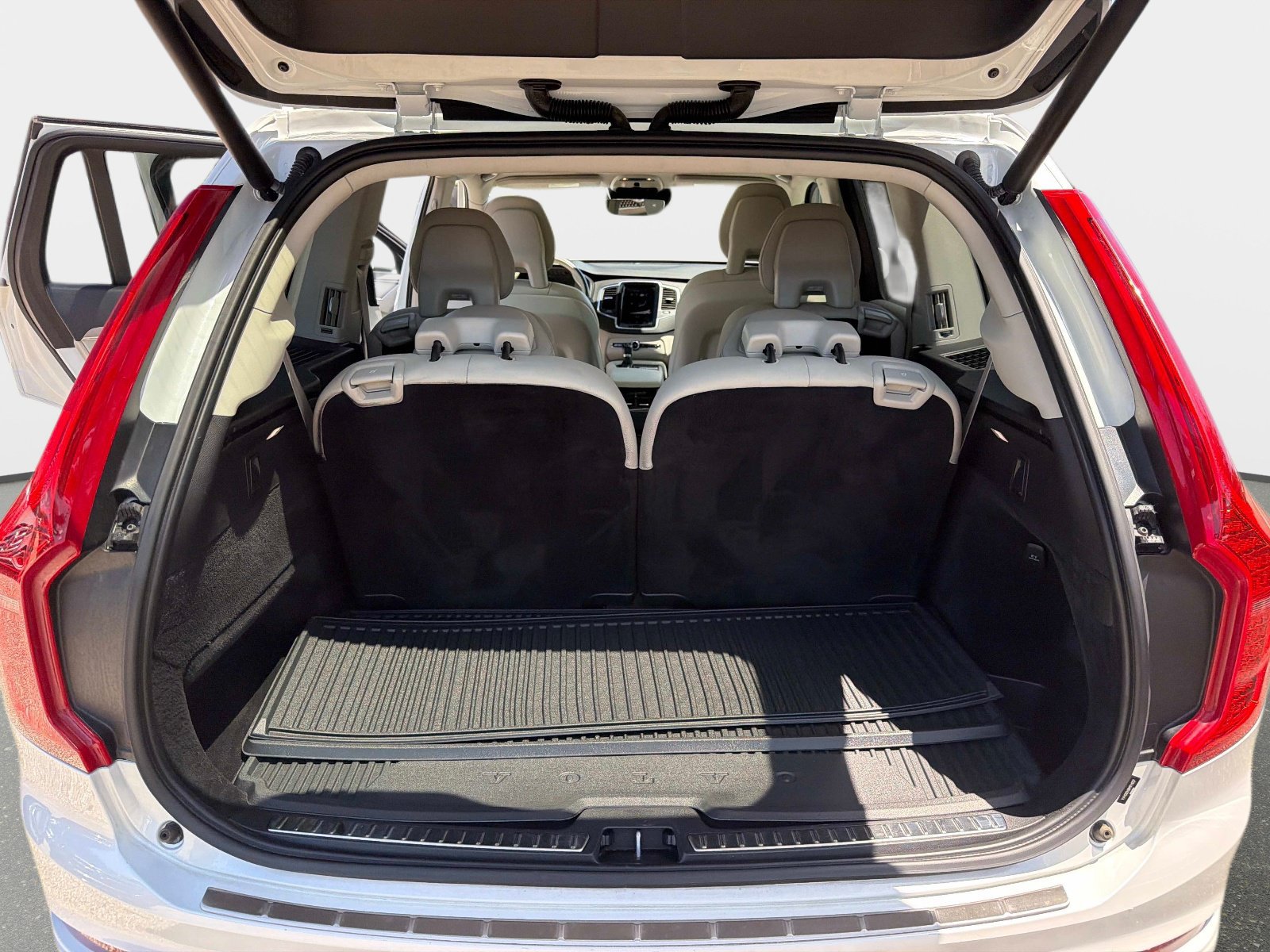 Used 2021 Volvo XC90 T5 Momentum w/ Climate Package FWD image 11
