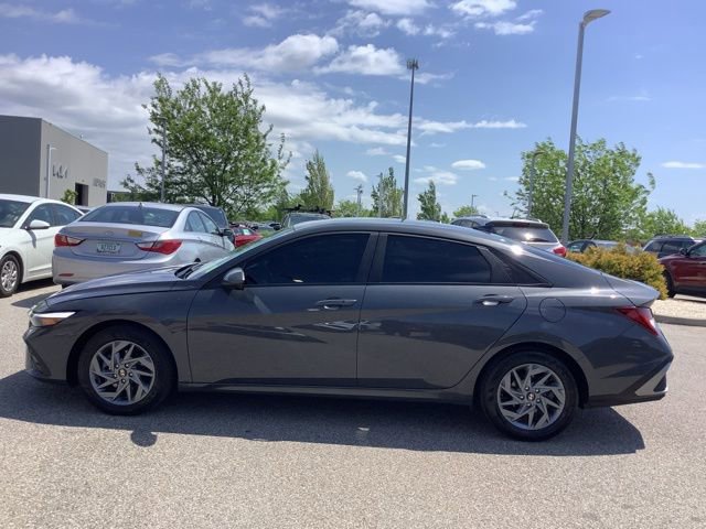 Used 2024 Hyundai Elantra Blue FWD image 8