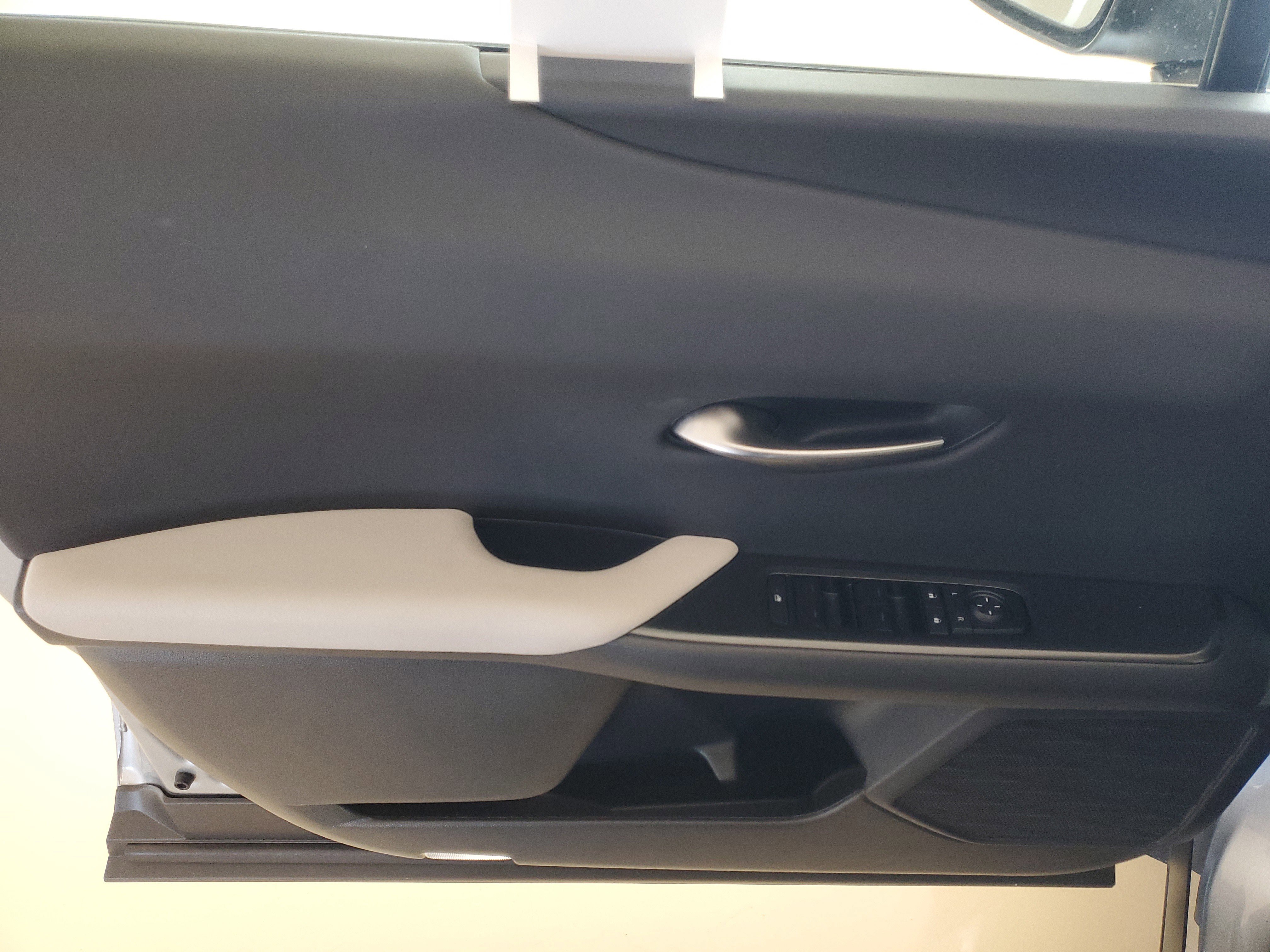 Used 2025 Lexus UX 300h FWD w/ Accessory Package (Z1) image 22