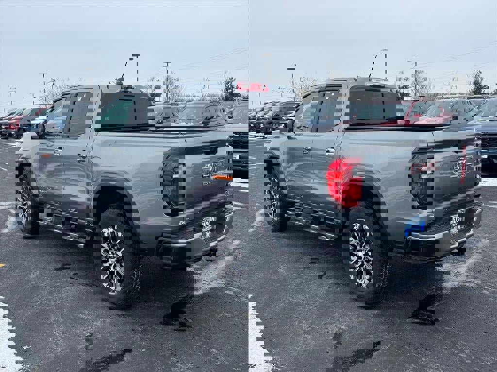 Used 2024 GMC Canyon Denali image 3