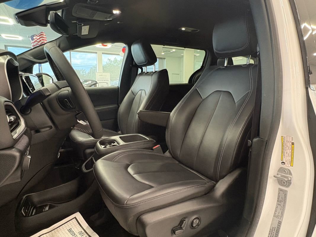Used 2025 Chrysler Pacifica Select FWD image 23