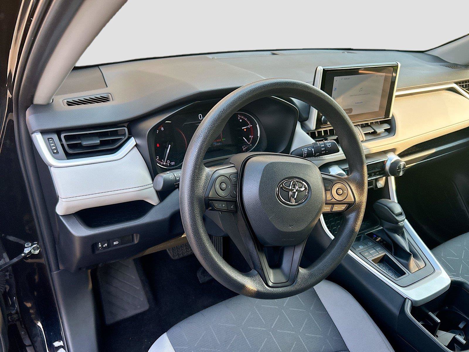 Used 2025 Toyota RAV4 XLE FWD image 38