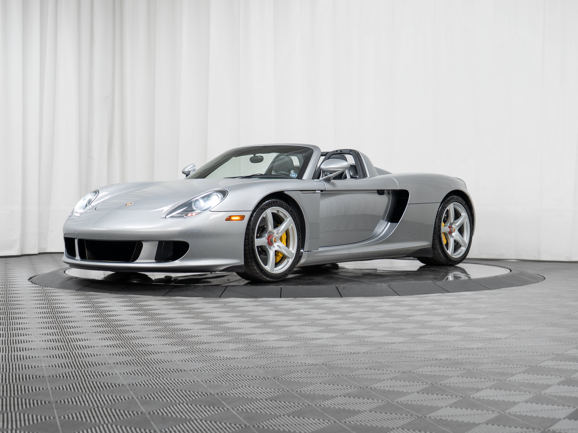Used 2005 Porsche Carrera GT RWD image 44
