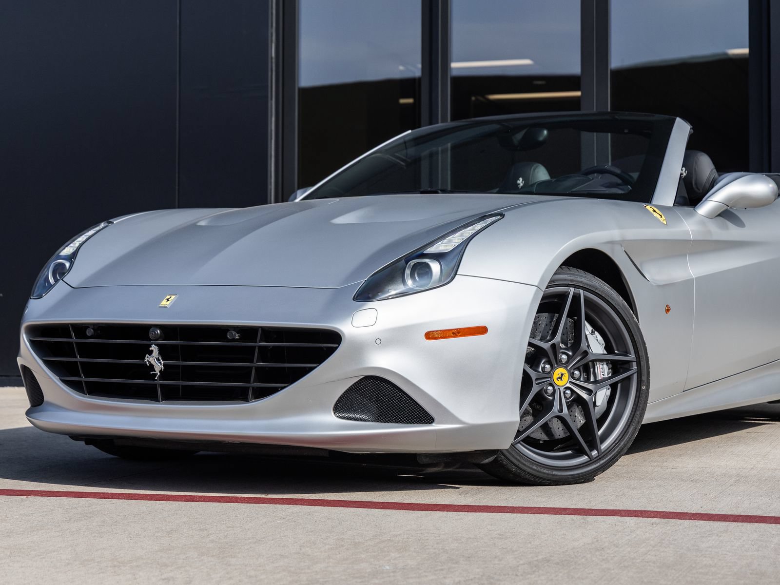 Used 2015 Ferrari California T RWD image 3