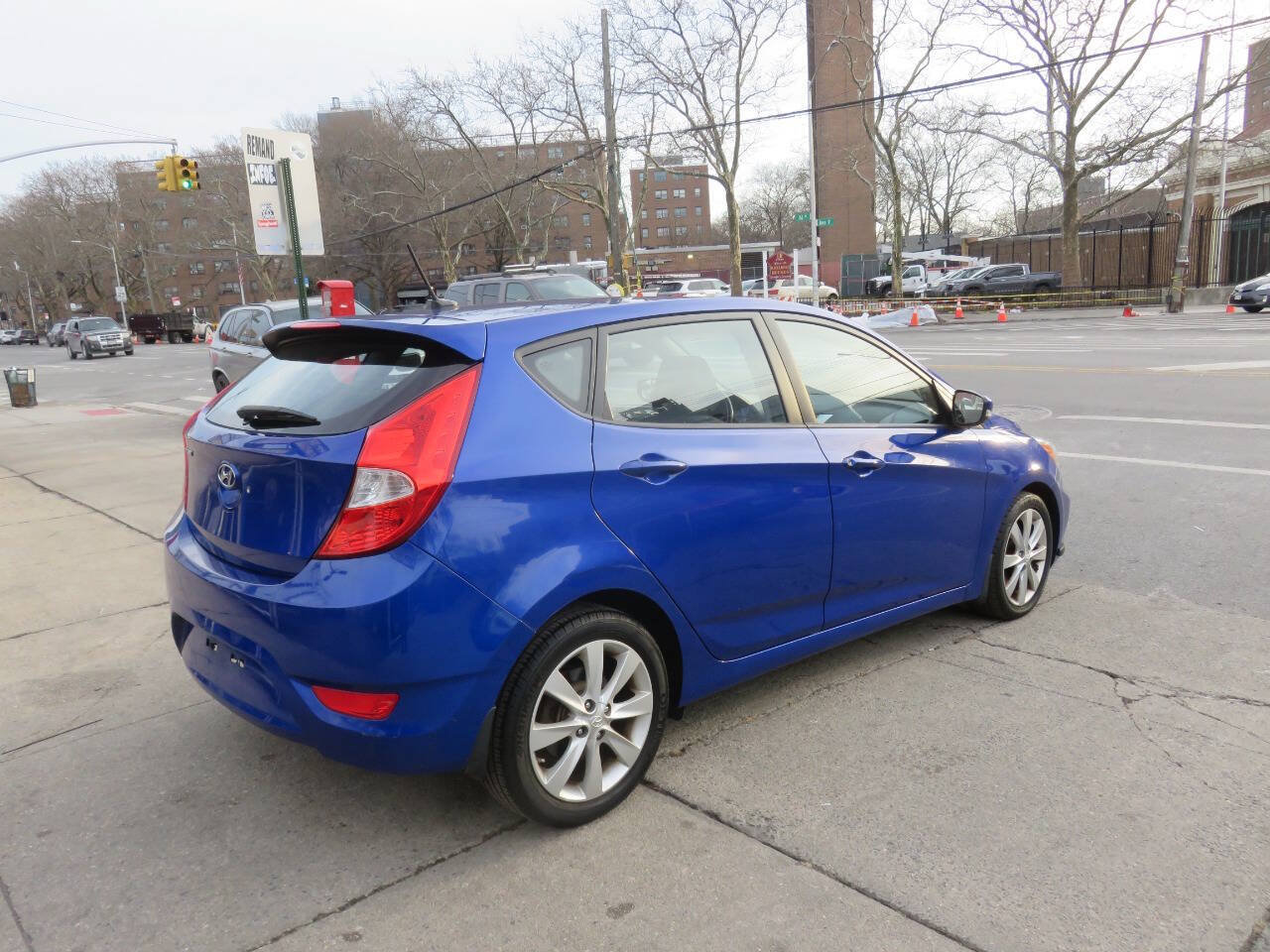 Used 2014 Hyundai Accent SE w/ Option Group 3 FWD image 4