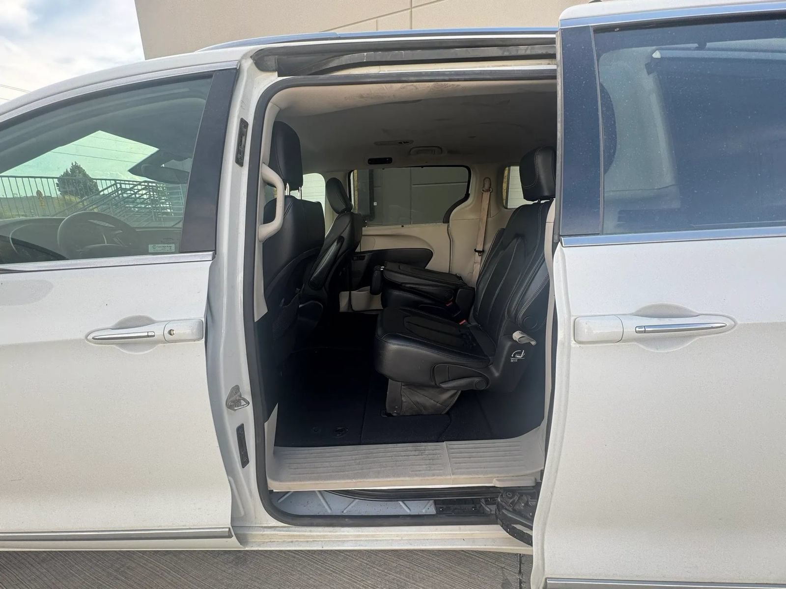 Used 2018 Chrysler Pacifica Touring-L FWD image 15