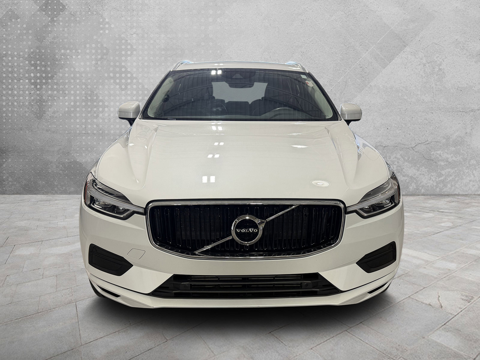 Used 2019 Volvo XC60 T5 Momentum w/ Multimedia Package image 3