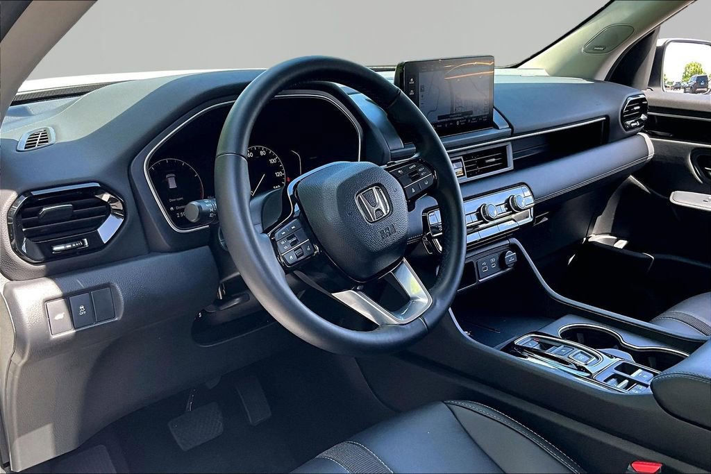 Certified 2025 Honda Pilot Touring image 14