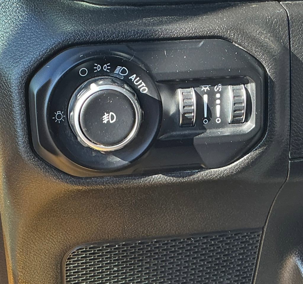 Used 2018 Jeep Wrangler Unlimited Sahara AWD/4WD image 21