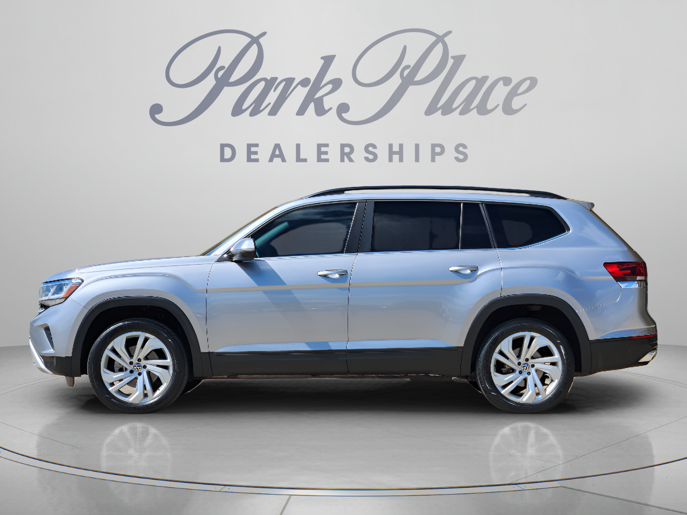 Used 2022 Volkswagen Atlas SE w/ Panoramic Sunroof Package FWD image 2