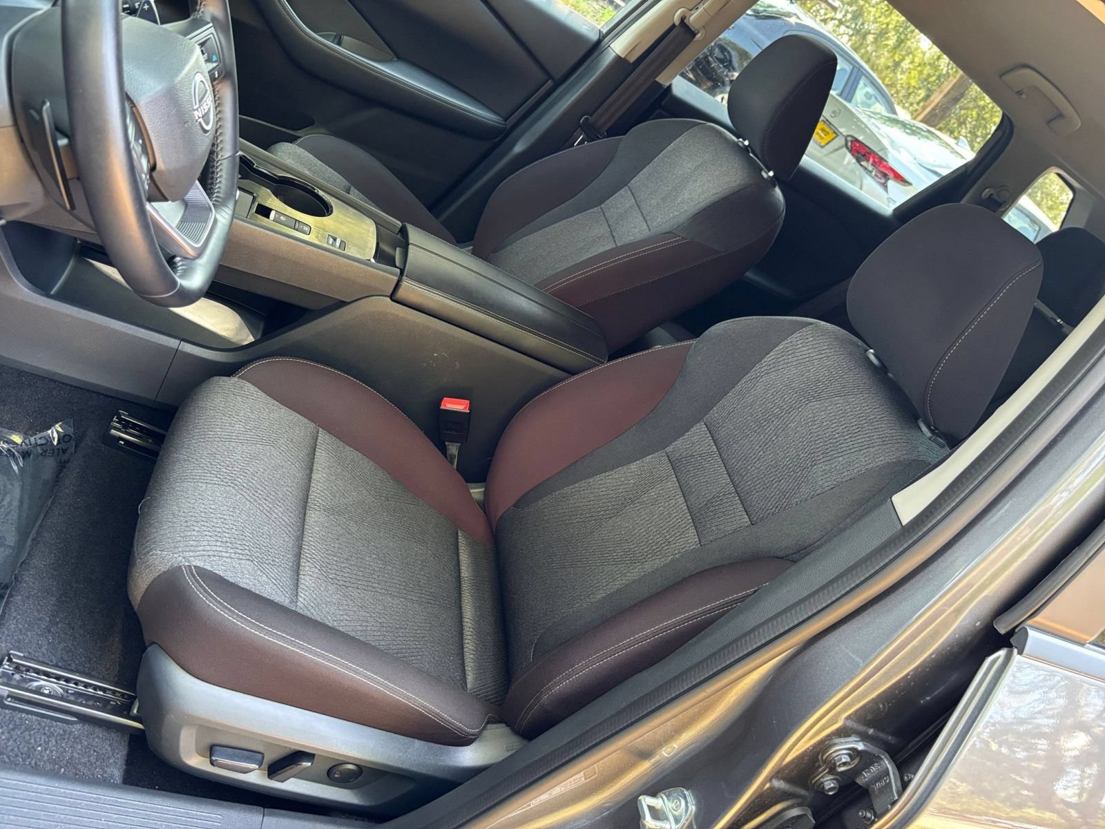 Used 2025 Nissan Rogue SV FWD image 37