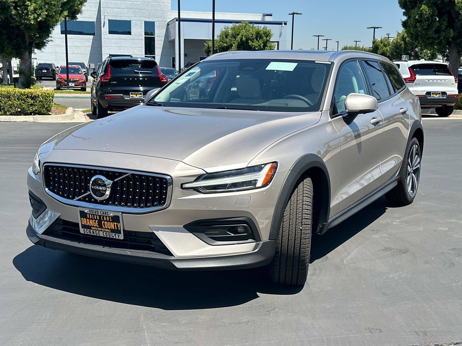 New 2026 Volvo V60 B5 Cross Country Plus w/ Climate Package AWD/4WD image 6