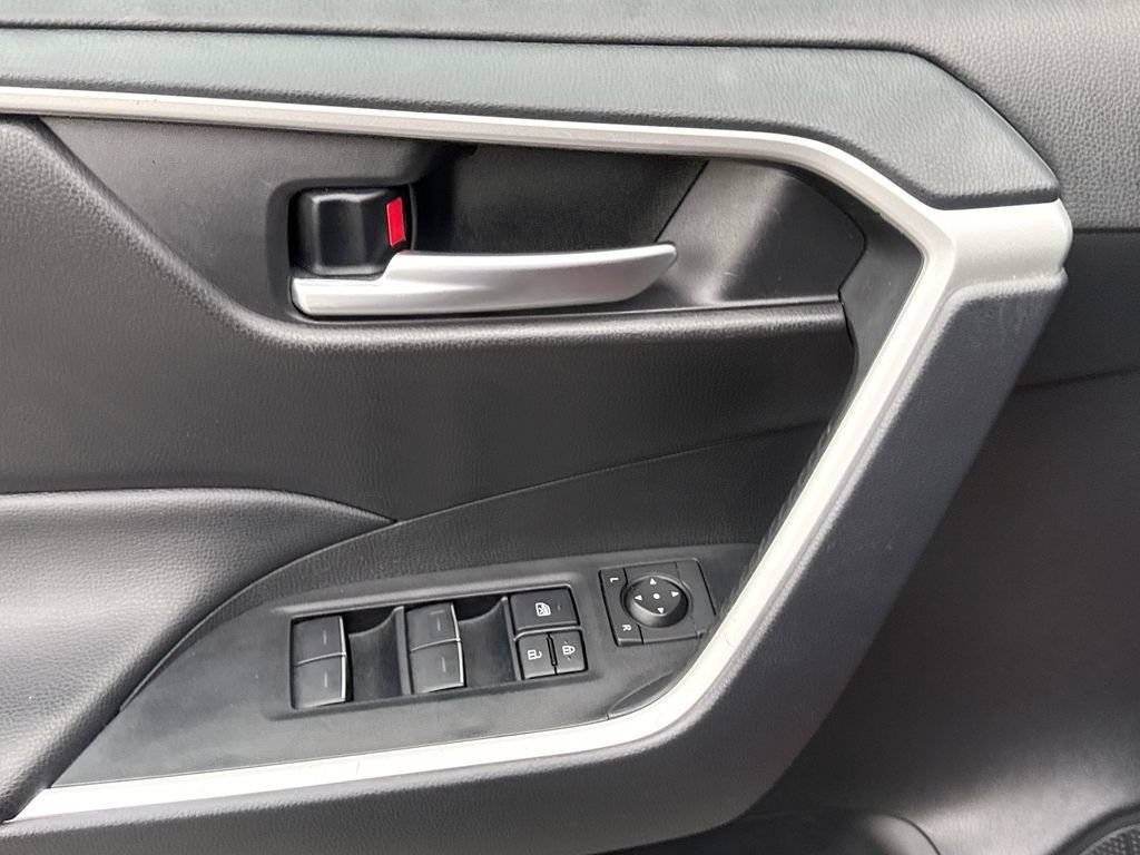 Used 2025 Toyota RAV4 XLE FWD image 15