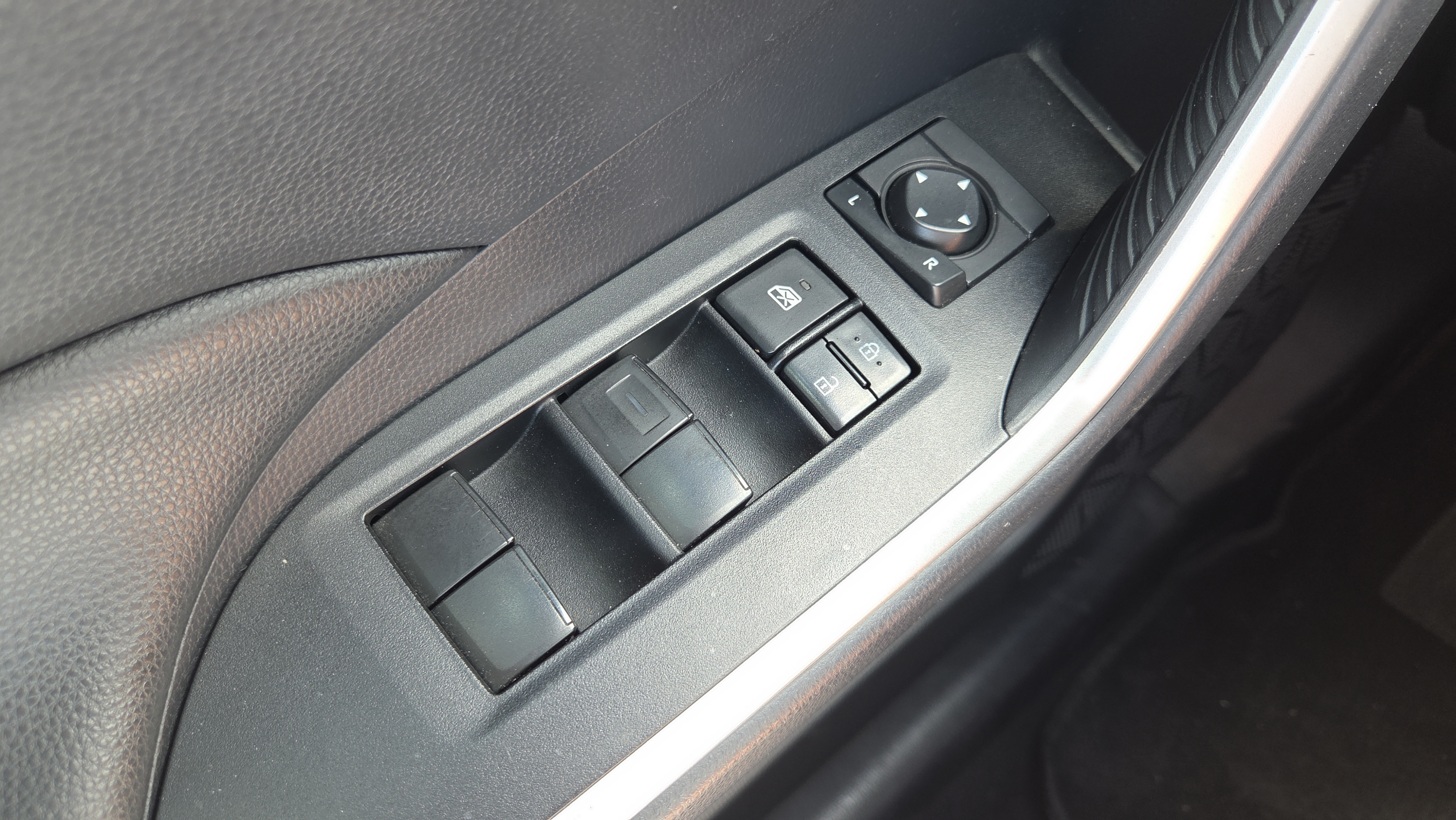 Used 2019 Toyota RAV4 LE FWD image 17