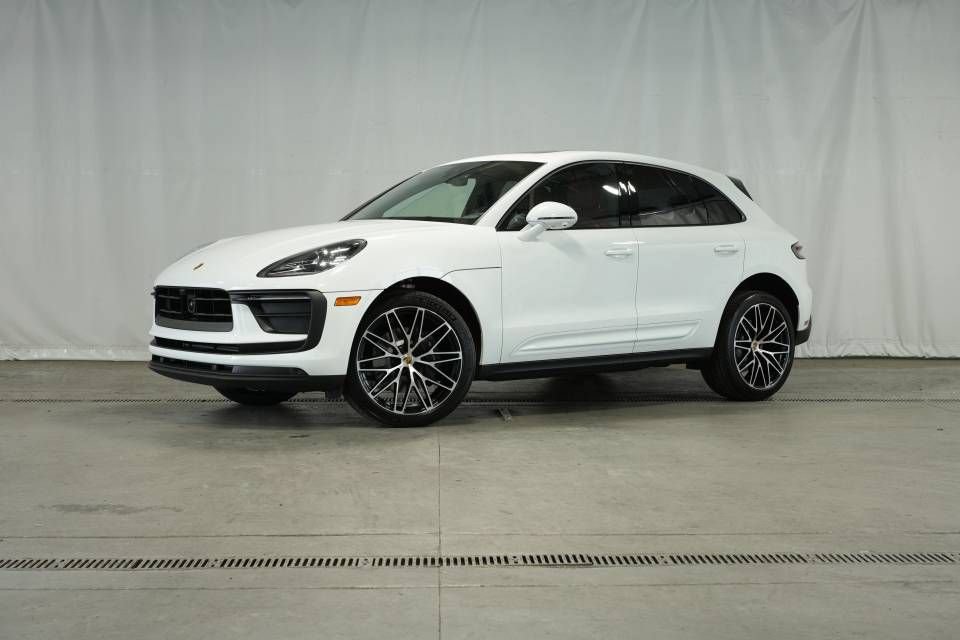 Certified 2025 Porsche Macan AWD/4WD image 1