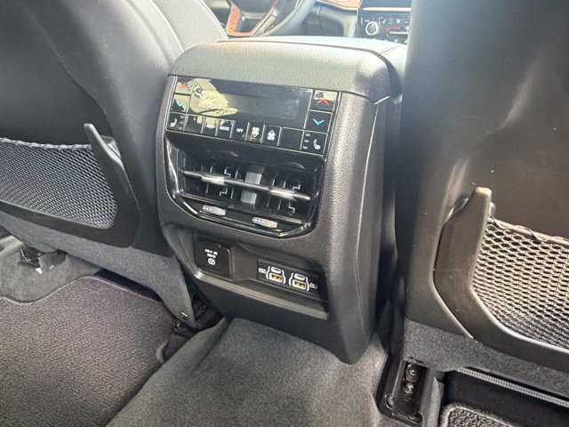 Used 2023 Jeep Grand Cherokee L Summit w/ Luxury Tech Group V AWD/4WD image 19