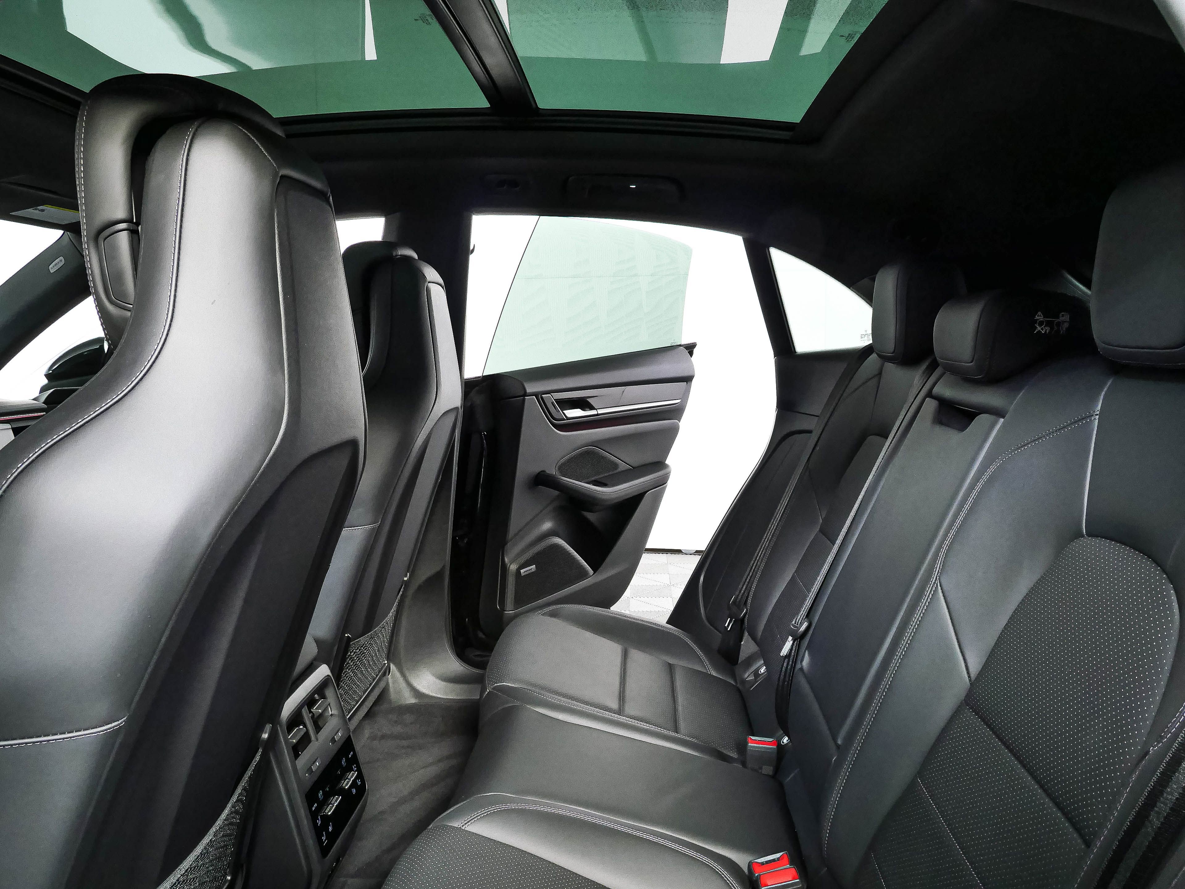 Certified 2025 Porsche Macan Electric RWD image 21