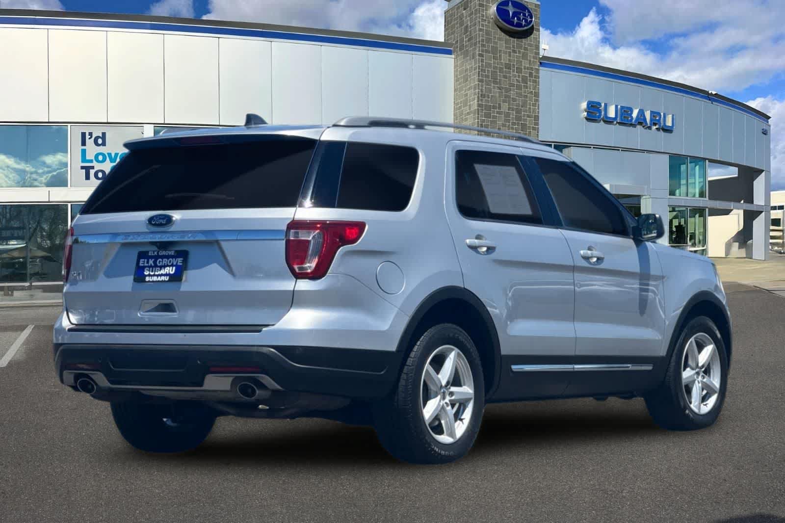 Used 2018 Ford Explorer XLT FWD image 2