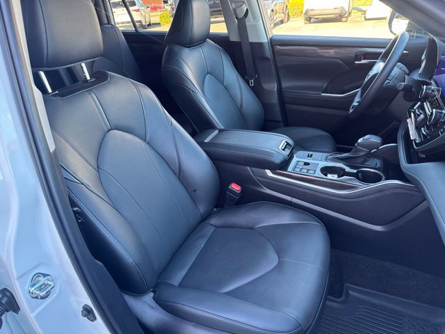 Used 2026 Toyota Highlander Limited AWD/4WD image 13